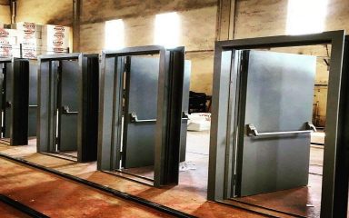 اهمیت درب ضد حریق: ۷ دلیل که این درب یک سرمایه‌گذاری حیاتی است