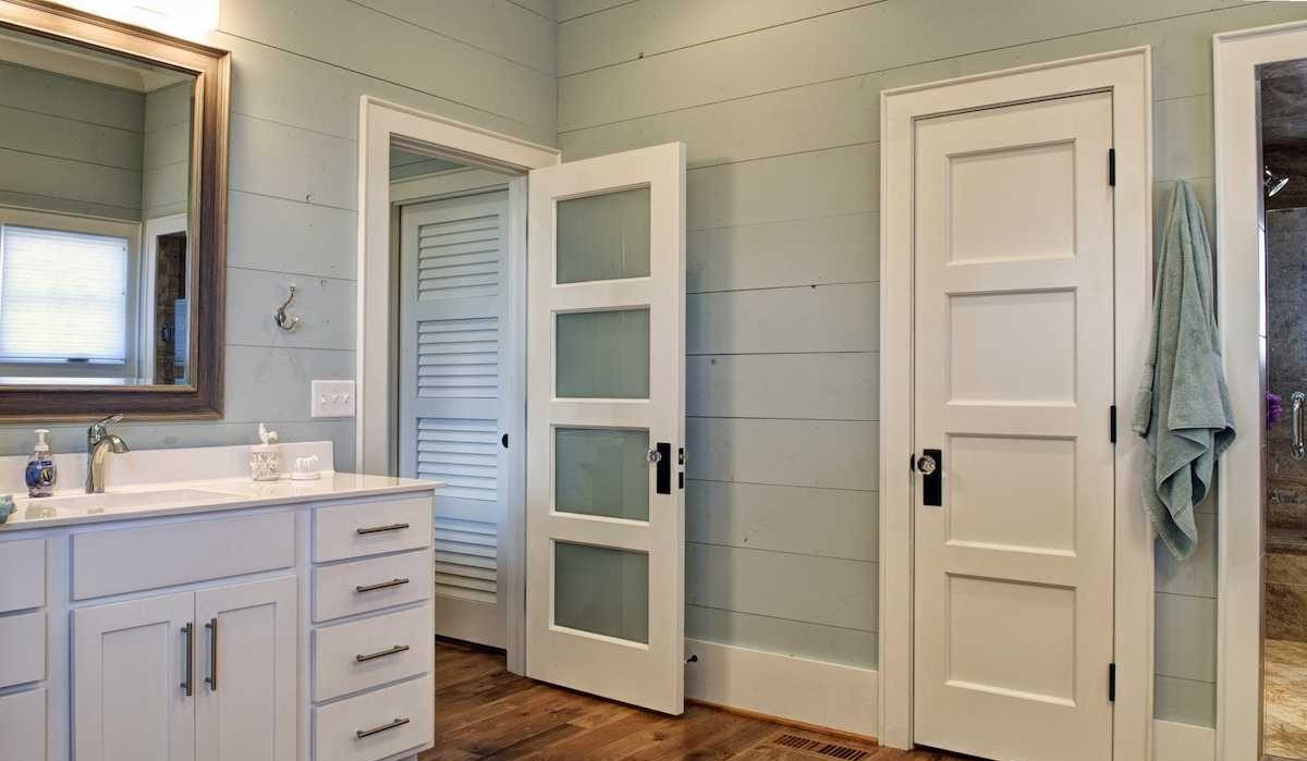 درب حمام | چه نوع دری برای حمام مناسب‌تر است؟