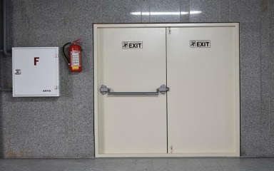 درب ضد حریق: راهنمای جامع استانداردها، مشخصات فنی و انتخاب هوشمندانه