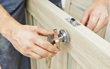 مشکلات رایج درب: راهنمای جامع عیب یابی و تعمیرات ساده