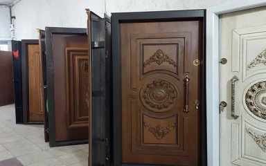 راهنمای خرید عمده درب: نکات تخصصی برای پیمانکاران و انبوه سازان