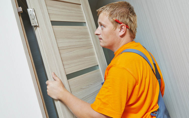 راهنمای جامع نصب درب ضد آب: مراحل کلیدی برای یک نصب بی‌نقص و ایزوله