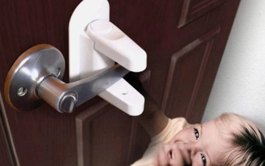 راهنمای کامل ایمنی درب برای کودک: از قفل کودک تا محافظ لای درب