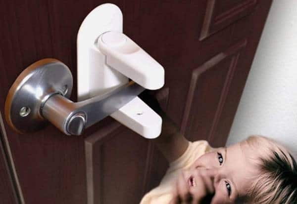 راهنمای کامل ایمنی درب برای کودک: از قفل کودک تا محافظ لای درب