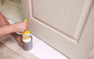 راهنمای کامل ضد آب کردن درب چوبی (راهکارهای موقت و دائمی)