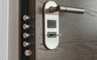 انتخاب دستگیره درب: ۷ نکته کلیدی برای درب‌های داخلی و ورودی