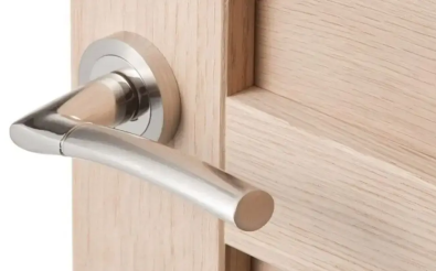 دستگیره رزت یا پلاک؟ (مقایسه کامل + راهنمای انتخاب برای درب داخلی)