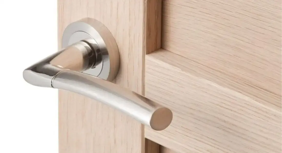 دستگیره رزت یا پلاک؟ (مقایسه کامل + راهنمای انتخاب برای درب داخلی)