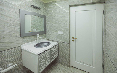 قیمت درب ضد آب سرویس بهداشتی؛ چرا خرید درب ارزان، گران تمام می‌شود؟