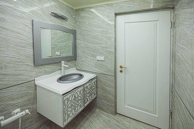 قیمت درب ضد آب سرویس بهداشتی؛ چرا خرید درب ارزان، گران تمام می‌شود؟