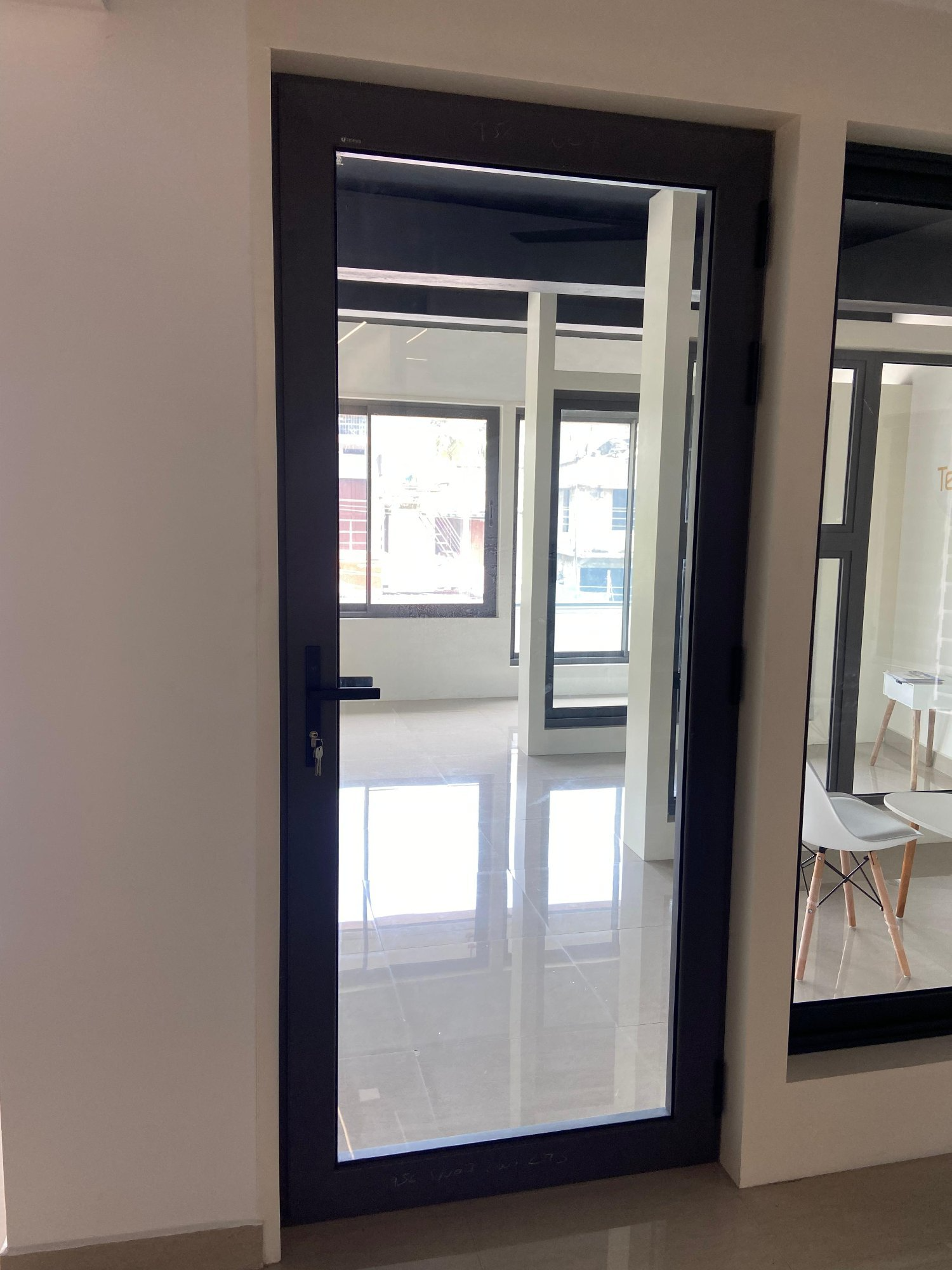 درب شیشه ای با چارچوب