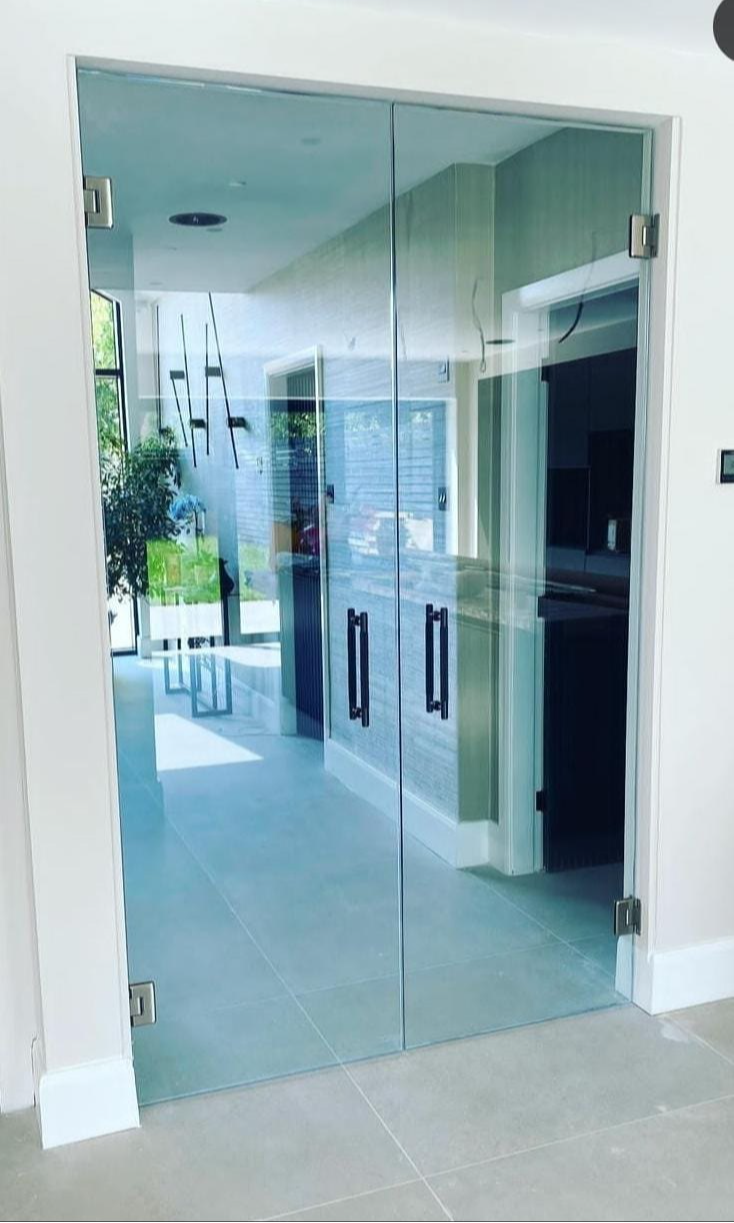 درب شیشه ای دو لنگه